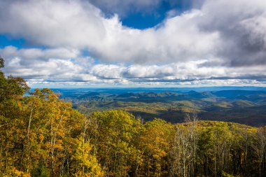 Sonbahar görünümünden Blue Ridge Parkway Blowing Rock yakınındaki Kuzey