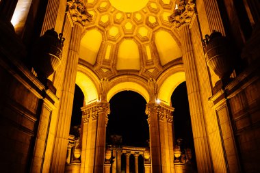 Palace of Fine Arts gece, San Francisco, California.