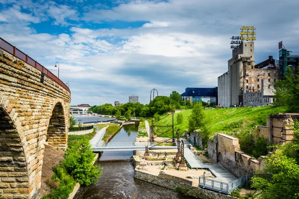 Ruiny v Mill ruiny Park a kamenný klenutý most, v centru města — Stock fotografie