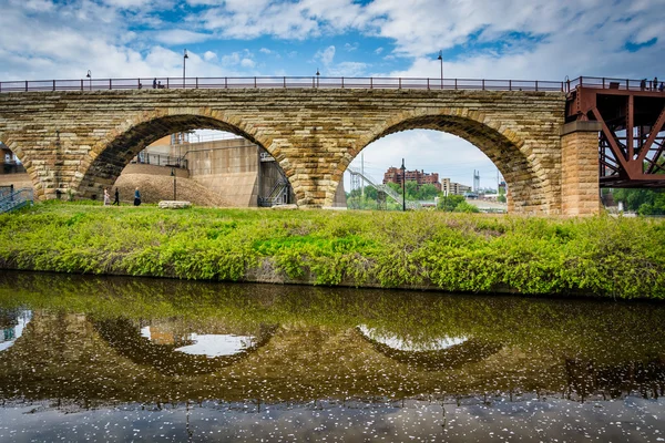 Kamenný klenutý most, v centru města Minneapolis, Minnesota, USA. — Stock fotografie