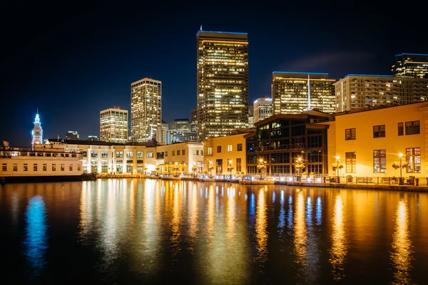 Modern skyscrapers at night, seen from Pier 7, in San Francisco, — Stock Photo, Image