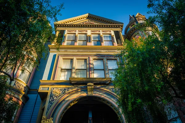 Victorian houses in San Francisco, California. — Stock Photo, Image