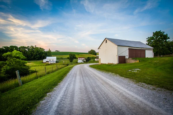 Ladugården längs en grusväg, nära Jefferson på landsbygden York County, penna — Stockfoto