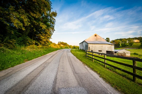 Schuur en hek langs een onverharde weg, in de buurt van Jefferson in landelijke York C — Stockfoto