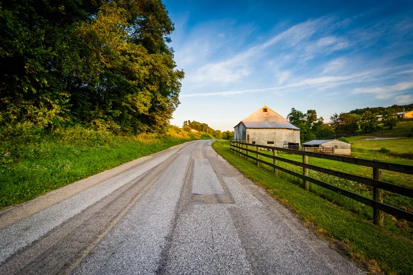 Granero y valla a lo largo de un camino de tierra, cerca de Jefferson en la zona rural de York C —  Fotos de Stock