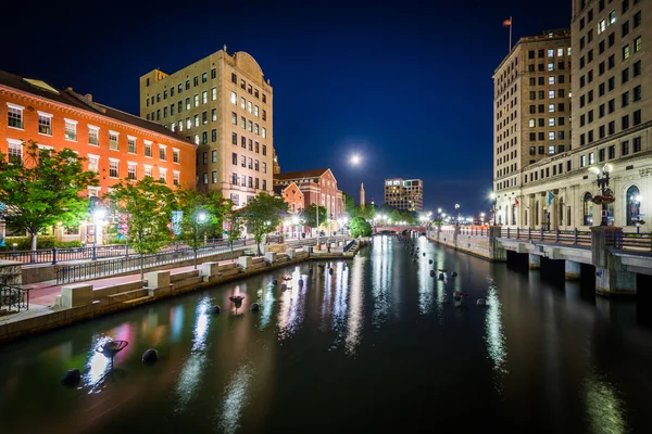 Edifici in centro e il fiume Providence di notte, in Prov — Foto Stock