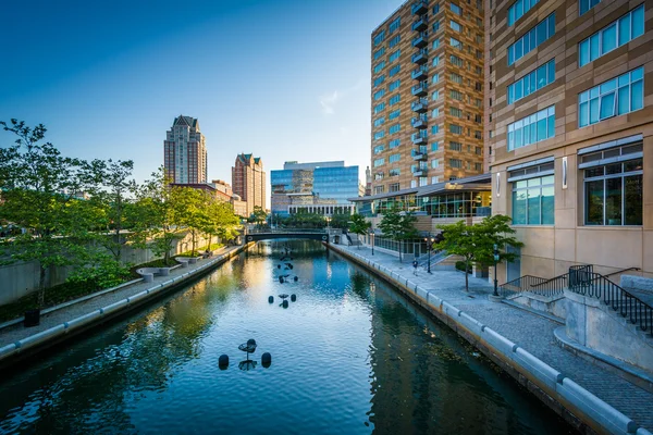 Edificios modernos y el río Providence, en el centro de Providenc — Foto de Stock