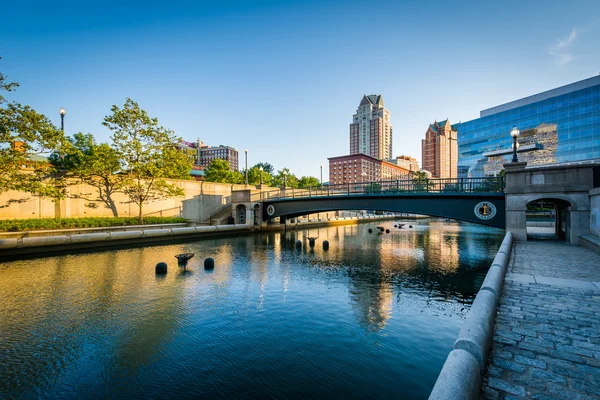 Moderna byggnader och bron över floden Providence i CEN. — Stockfoto