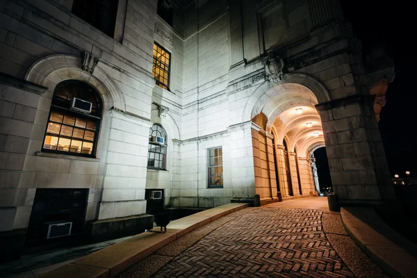 The entrance of the Rhode Island State House at night, in Provid — Stock Photo, Image