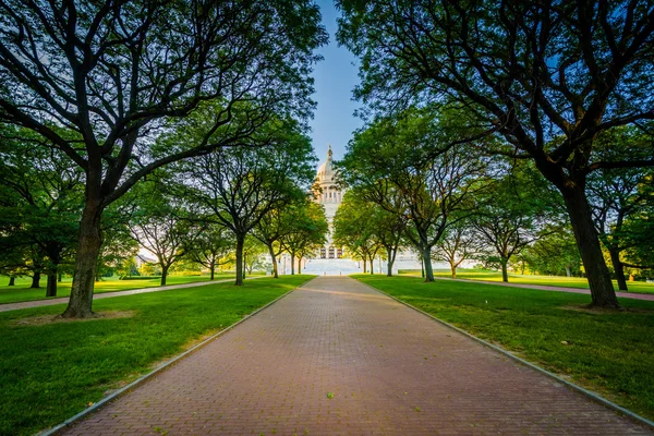 Chodnik i drzew przed Rhode Island State House w P — Zdjęcie stockowe