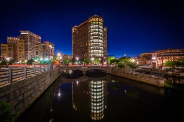 Modern binalar ve Providence nehir, gece, şehir 