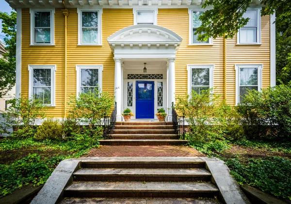 Hermosa casa amarilla en el barrio College Hill de Provi — Foto de Stock