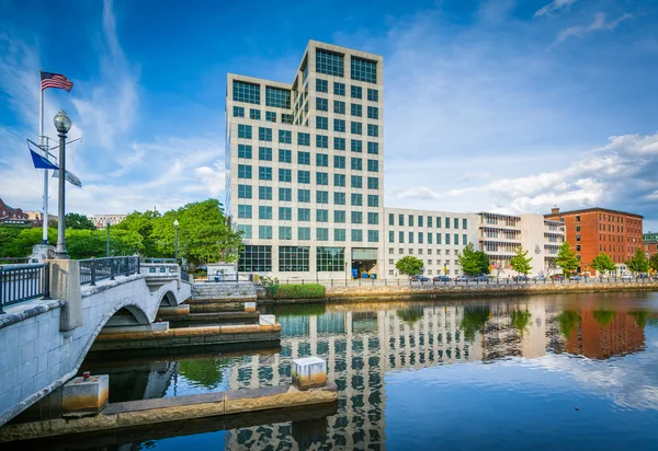 Bridge and modern building along the Providence River, in downto — Stock Photo, Image