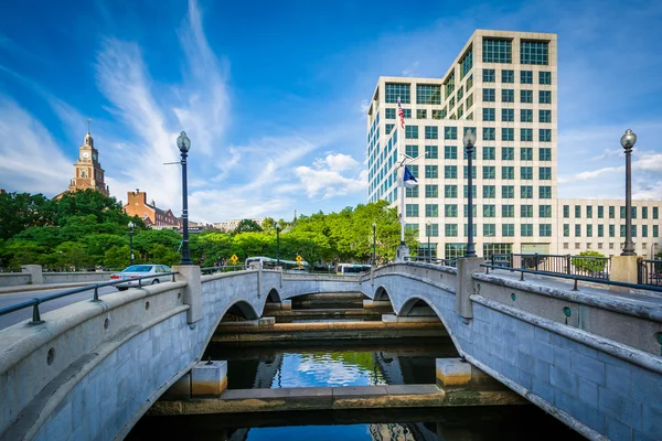 Broar och en modern byggnad längs floden Providence i downt — Stockfoto