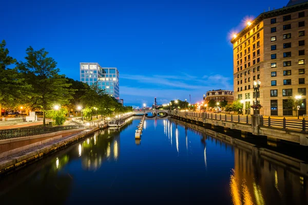 Edifici lungo il fiume Providence di notte, nel centro di Provi — Foto Stock