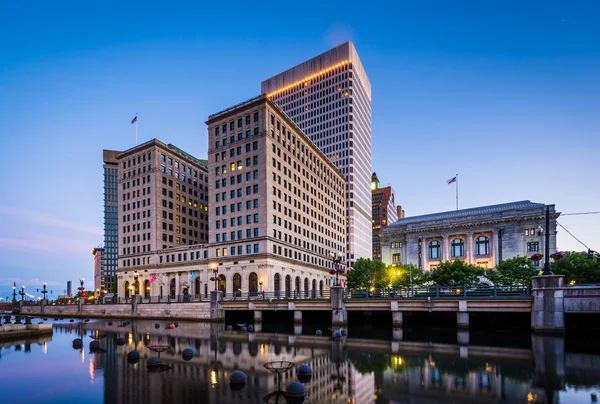 Gebouwen langs de rivier van de voorzienigheid in schemerlicht, in het centrum van Pr — Stockfoto