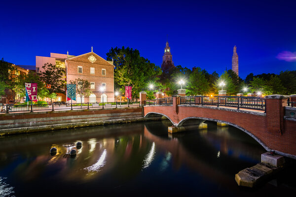 Исторические здания и мост через реку Провиденс ночью
