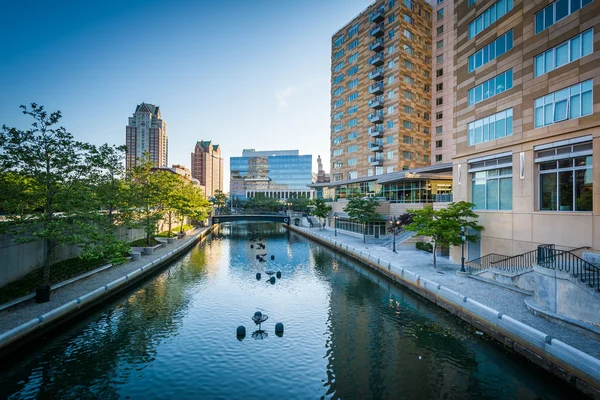 Edificios modernos y el río Providence, en el centro de Providenc — Foto de Stock