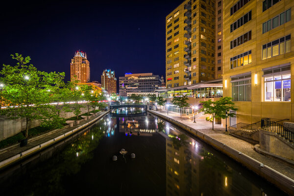 Современные здания и реки Провиденс ночью, в центре города
 