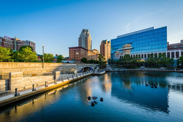 Modern buildings and the Providence River, in downtown Providenc — Stock Photo, Image