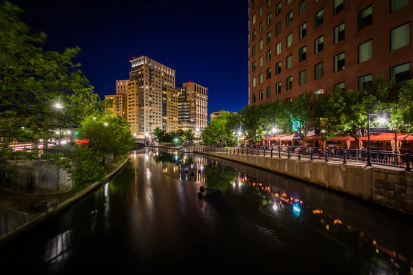 Moderní budovy a Providence řeka v noci, v centru města — Stock fotografie