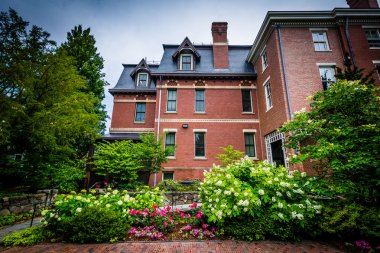 Brown Üniversitesi Mezunlar Derneği binası dışında bahçeleri