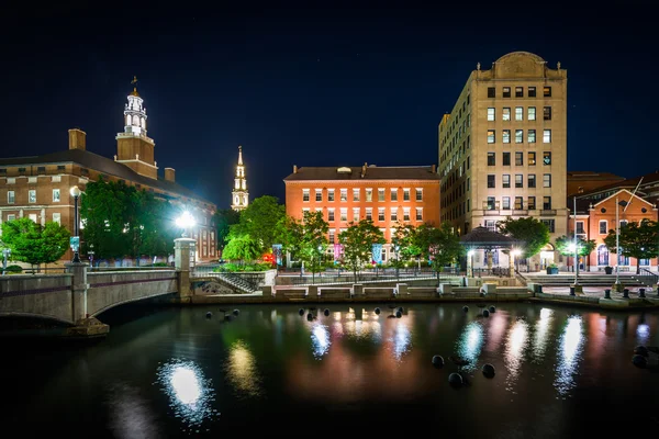 Bâtiments historiques le long de la rivière Providence la nuit, à Provi — Photo