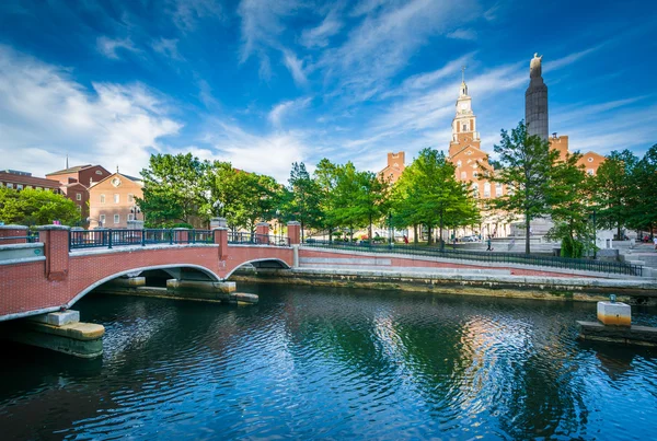 Historiska byggnader och bron längs floden Providence i ner — Stockfoto