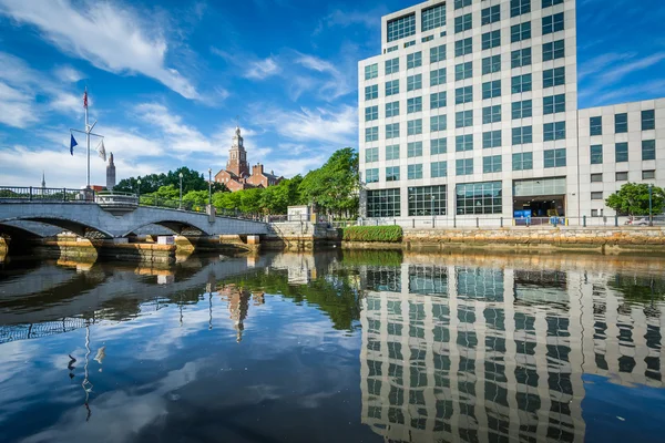 Modern buildings and bridge over the Providence River, in downto — Stock Photo, Image