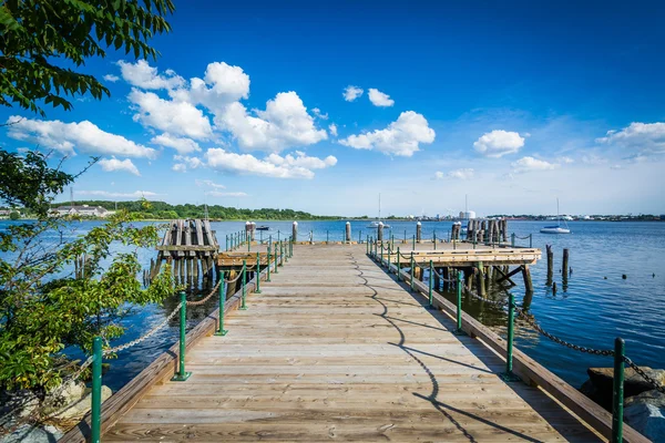 Anlegestelle im Seekonk Fluss, in der Vorsehung, Rhode Island. — Stockfoto