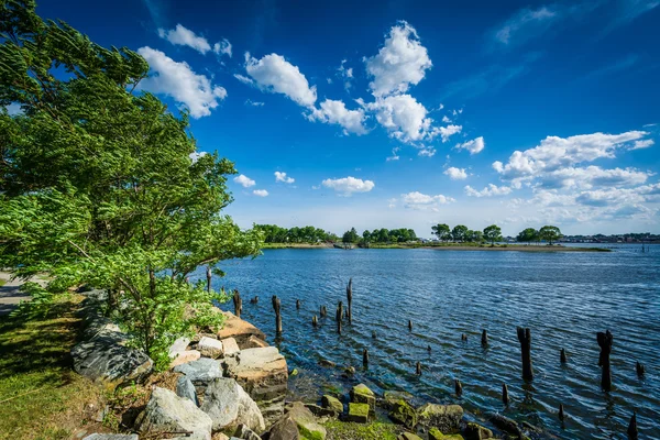 Pier pålverk i Seekonk floden, i Providence, Rhode Island. — Stockfoto