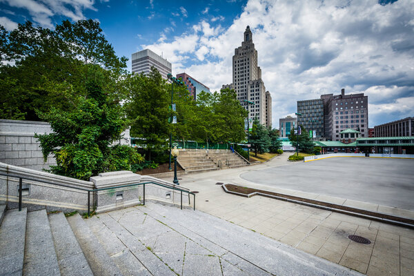 Лестница и здания в центре Провиденса, Род-Айленд
.