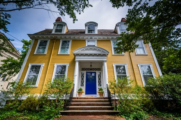 Hermosa casa amarilla en College Hill, Providence, Rhode Island — Foto de Stock