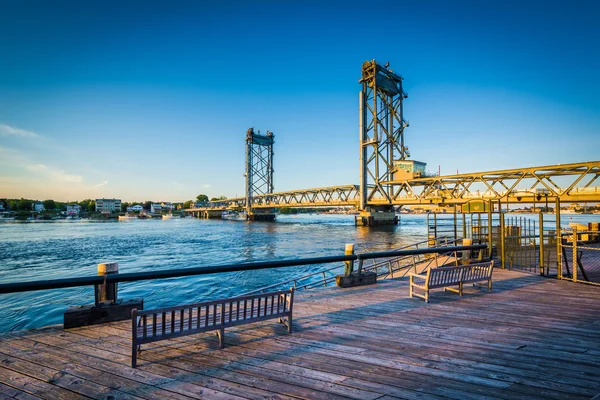 The Memorial Bridge over the Piscataqua River, in Portsmouth, Ne — Stock Photo, Image