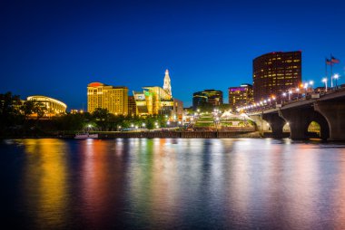 Şehir manzarası ve gece, Kurucular Bridge'de Hartford,