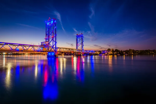 Le pont commémoratif sur la rivière Piscataqua la nuit, dans les ports — Photo