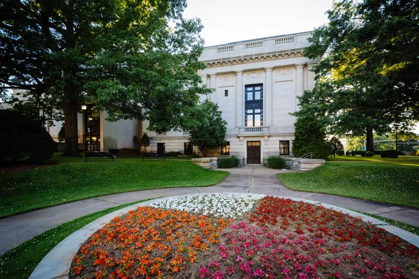Jardins e a Biblioteca Estadual de Connecticut, em Hartford, Connecti — Fotografia de Stock