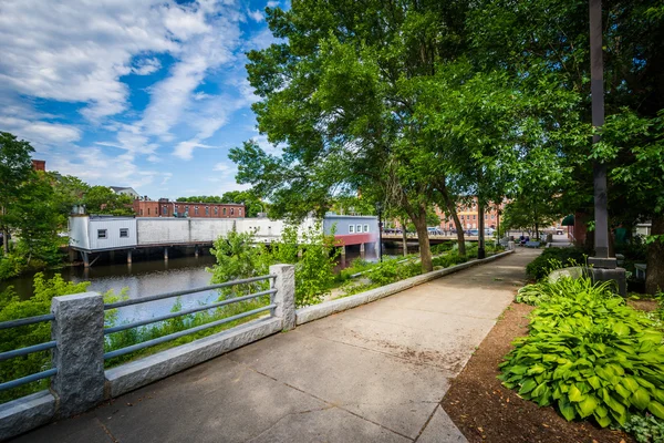 Trädgårdar längs floden Cocheco i downtown Dover, New Hampshire — Stockfoto