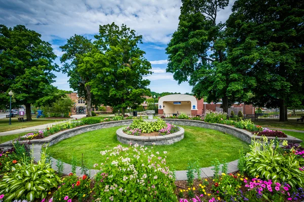 在新罕布什尔州的多佛市市中心的花园. — 图库照片