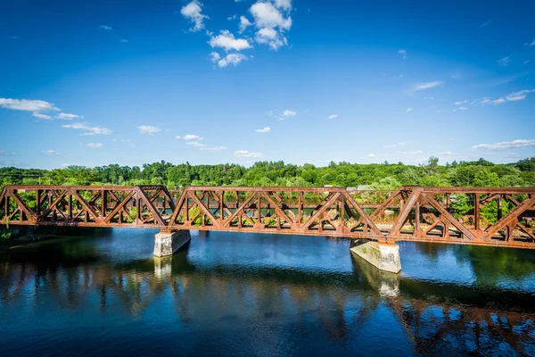 Ponte ferroviária sobre o rio Merrimack, em Hooksett, New Hamps — Fotografia de Stock