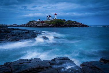 Atlantik Okyanusu kayalar üzerine çökmesini dalgaları uzun pozlama, 