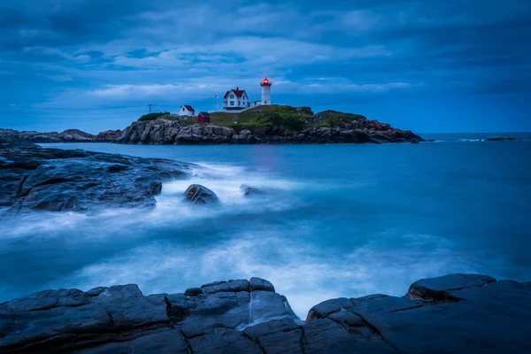 Longue exposition des vagues qui s'écrasent sur les rochers de l'océan Atlantique , — Photo