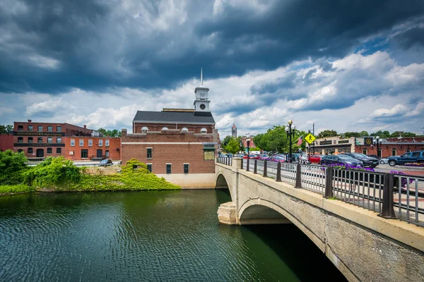 De Main Street brug over de rivier Nashua in Nashua, nieuwe Ham — Stockfoto