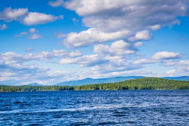 Dağ aralıkları ve Weirs Beach, Laconia Gölü Winnipesaukee, 