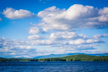 Dağ aralıkları ve Weirs Beach, Laconia Gölü Winnipesaukee, 