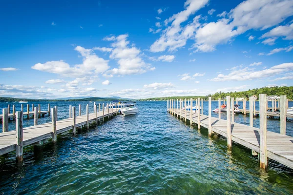 Αποβάθρες, κατά μήκος της λίμνης Winnipesaukee στα νέα Hamp Weirs παραλία, Λακωνία, — Φωτογραφία Αρχείου