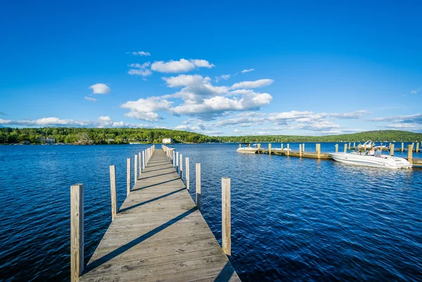 Doky na jezeře Winnipesaukee v Meredith, New Hampshire. — Stock fotografie