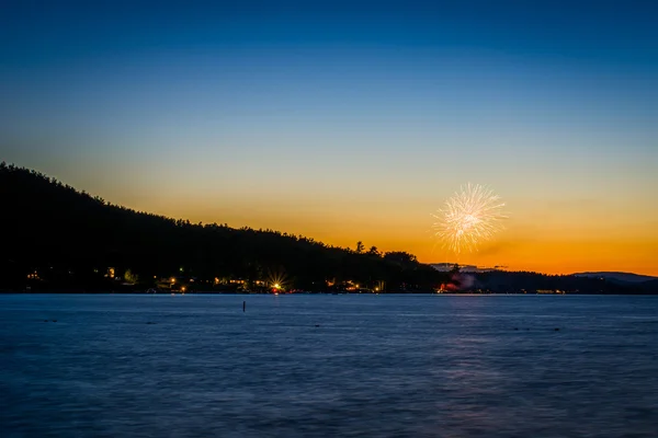 Fyrverkerier och sjön Winnipesaukee i solnedgången, på Ellacoya stat Pa — Stockfoto