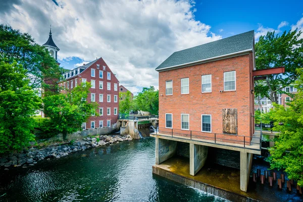 Historiska byggnader längs Winnipesaukee floden, i Laconia, Ne — Stockfoto