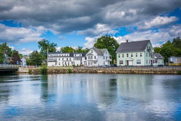 Casas a lo largo del río Winnipesaukee, en Laconia, New Hampshire . — Foto de Stock